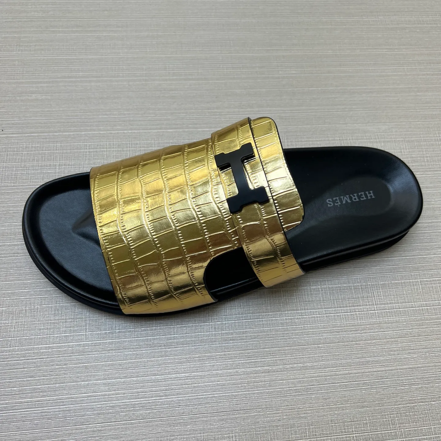 [H Family Hermès] P: 360💰 Size: 38-45 Hermes Men’s Kazimir Slippers - 2025 Summer New Hermès Same as the original version, with colored cowhide surface + rubber combined sole, handmade by master-level craftsmen! ❥High-end customization, exclusive products, the highest version in the industry.